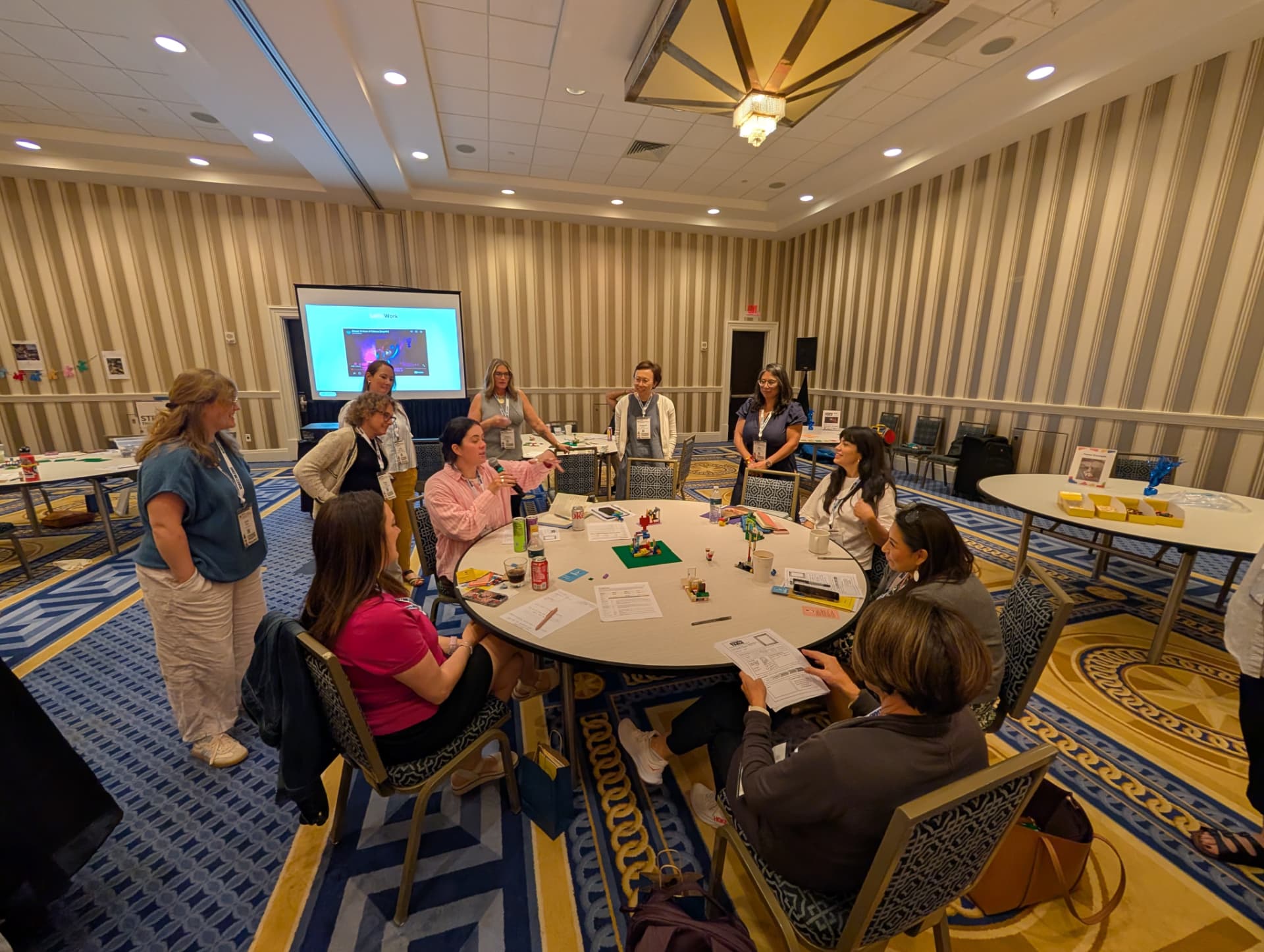 Workshop in full swing: every seat taken, every table building.